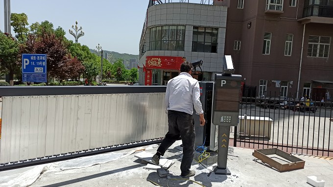 西津城三套车牌识别加广告道闸项目