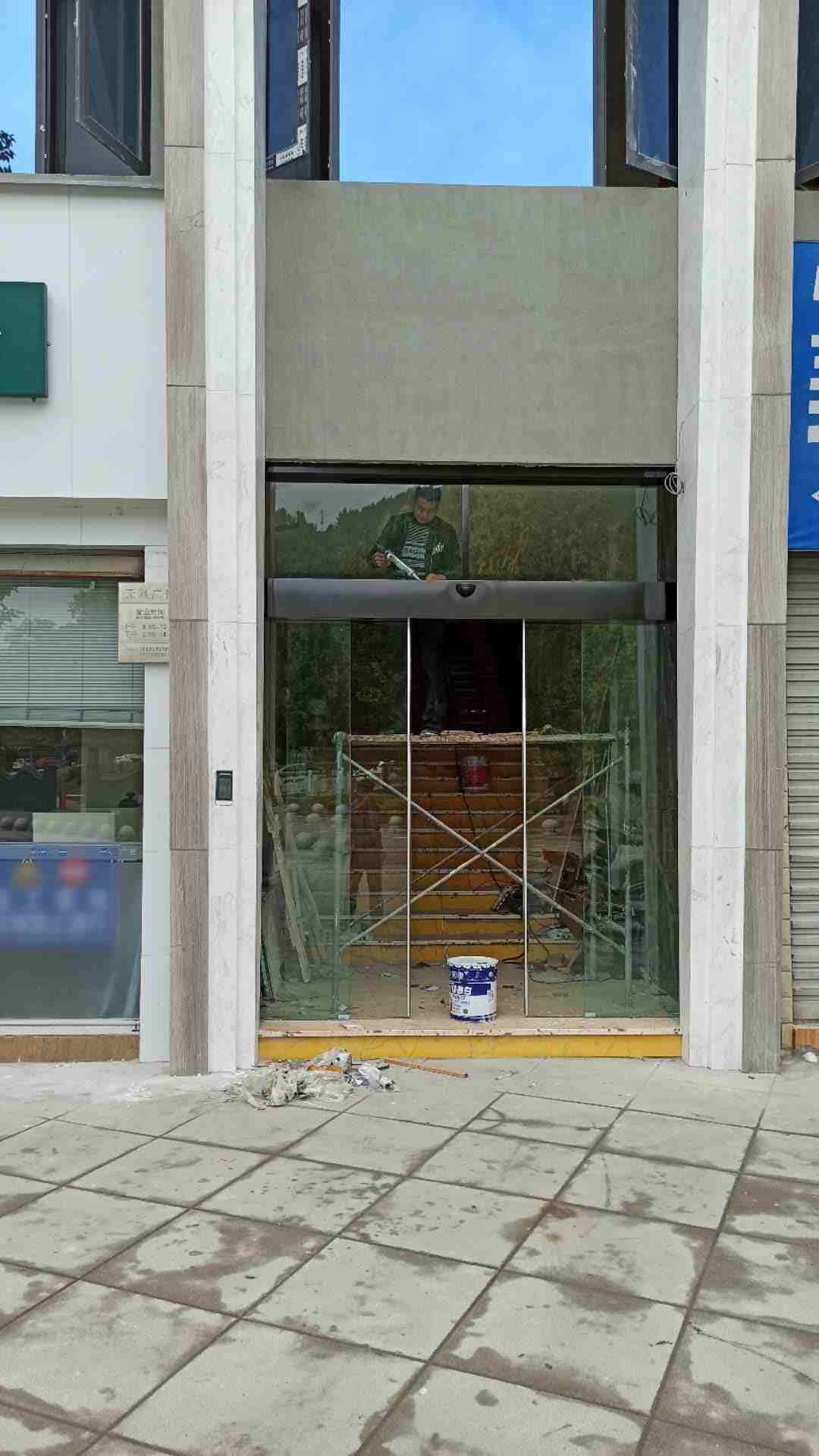万源市立稳公司办公楼电动感应门安装完毕