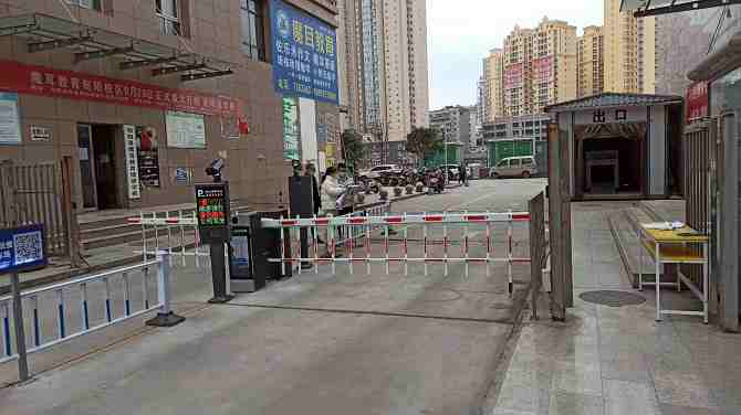 旬阳县馨春园小区车辆识别系统安装完毕